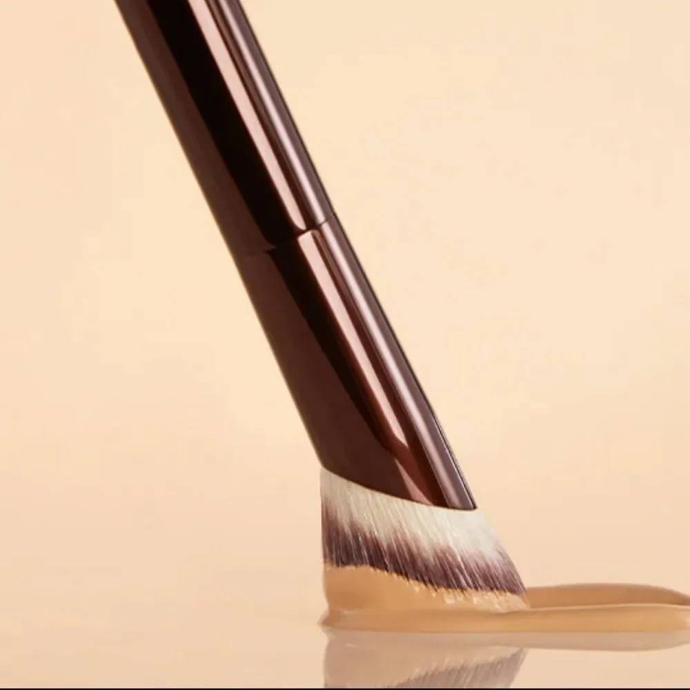 Hourglass AMBIENT SOFT GLOW FOUNDATION BRUSH